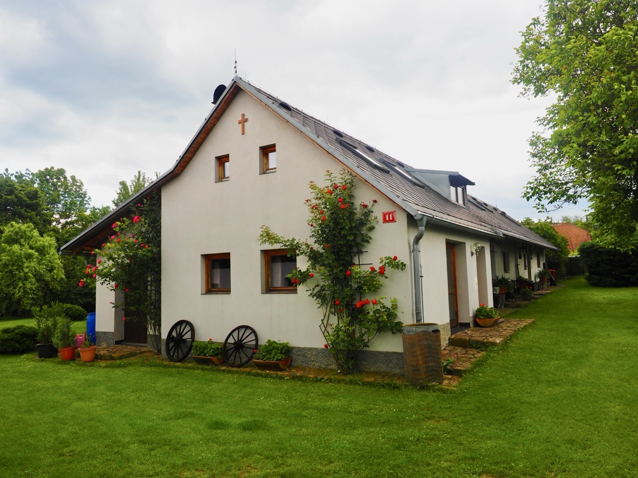 Průčelí chalupy s růžemi